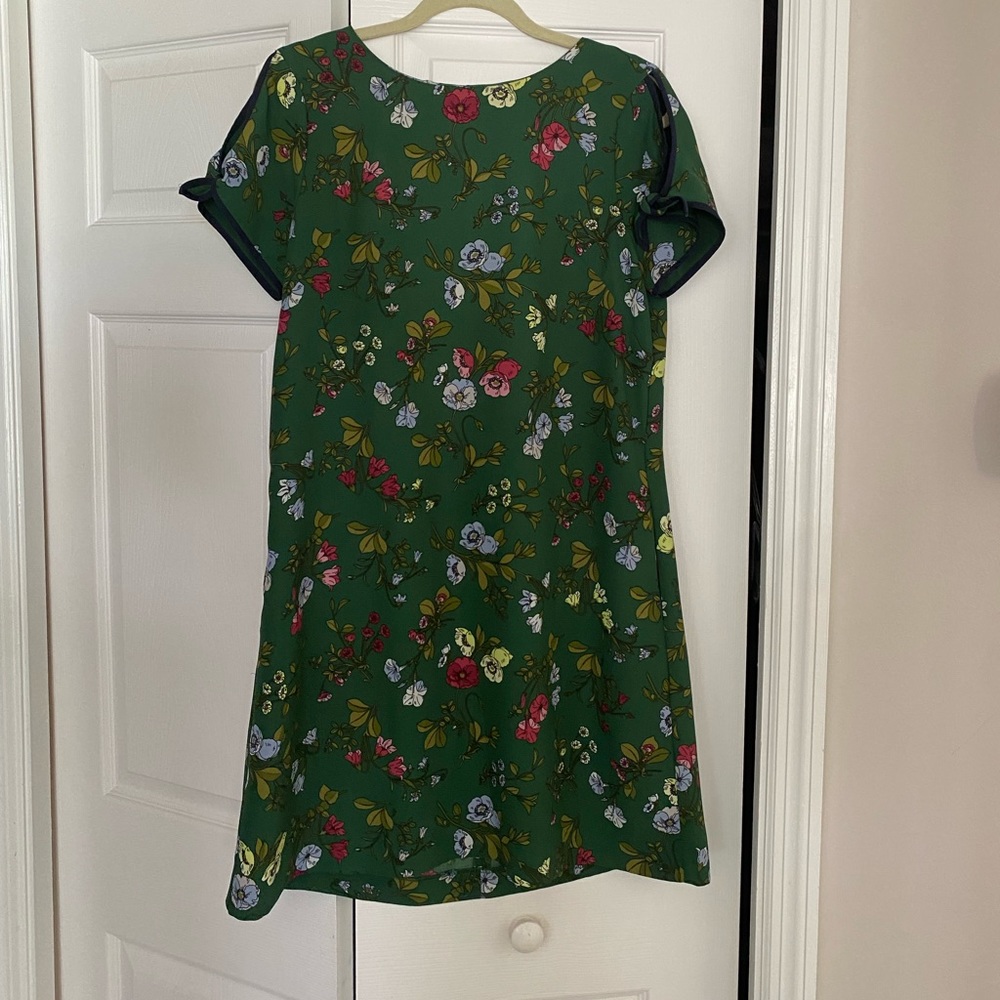EUC Ann Taylor size 8 shift dress.